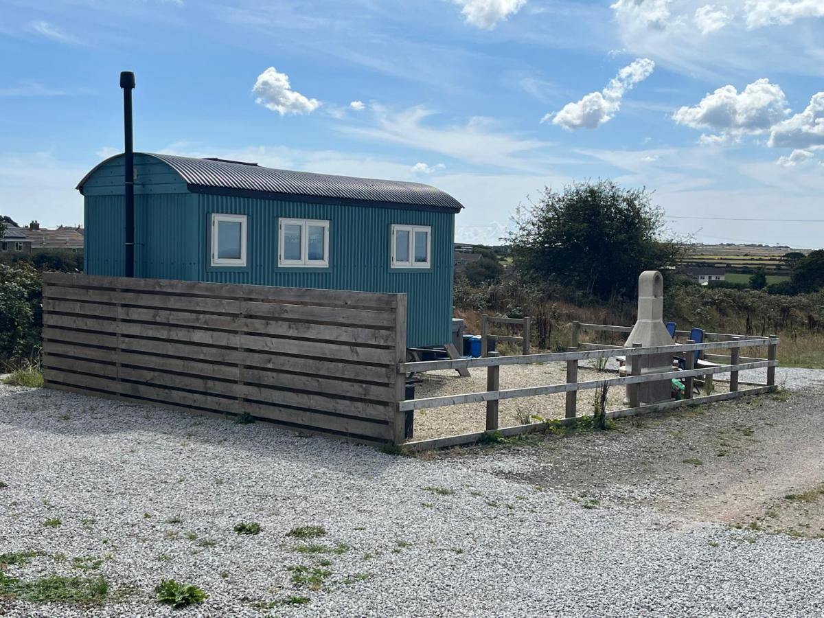 Aurora Shepherds Hut perfect for Stargazing - Bed and Breakfast Carnbrea