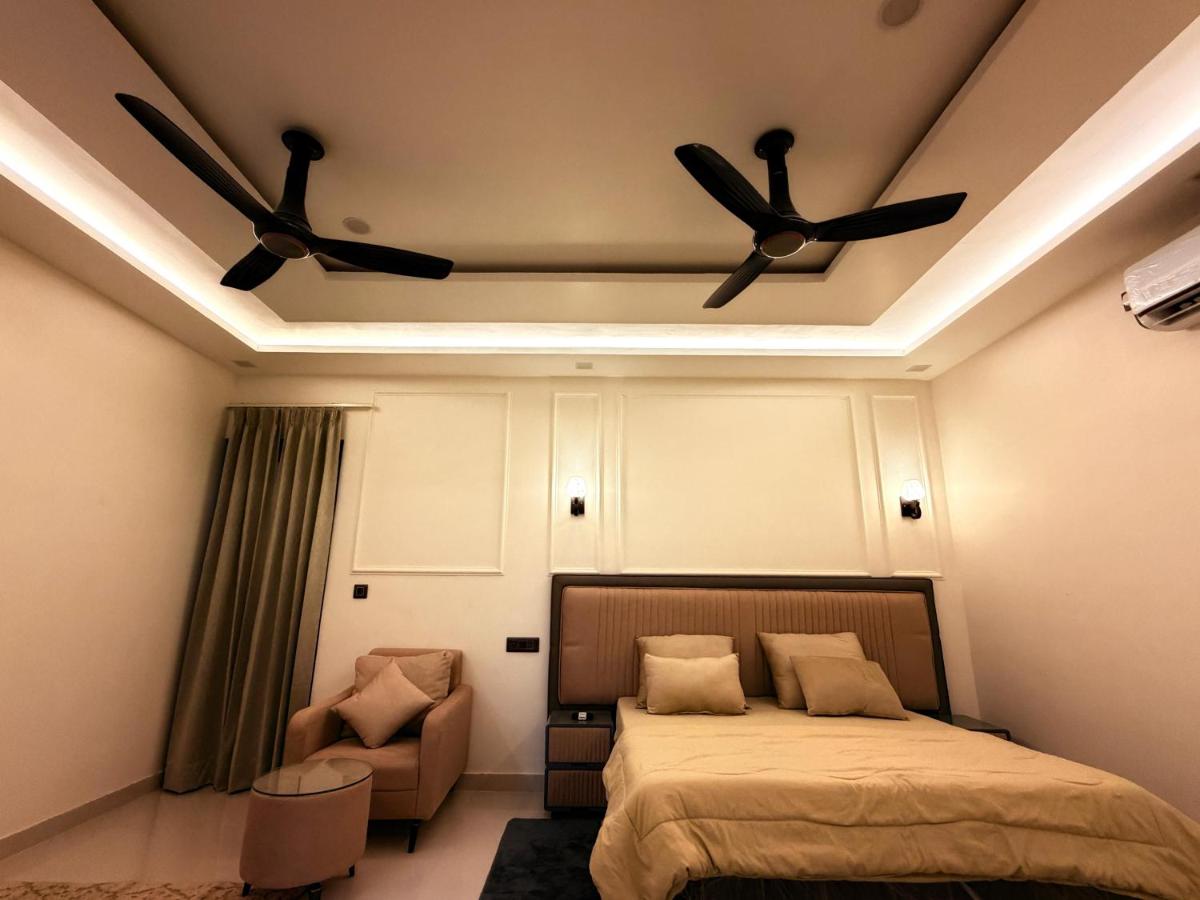 Oasis Villa with Private Pool Gurgaon - Chambres d'hôtes Gurgaon