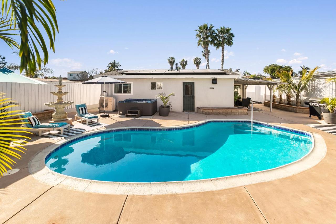 Relaxing Palms, Private Pool & Hot Tub, FirePit, 15 mins to beaches, Zoo, Downtown, MCRD - B&B San Diego