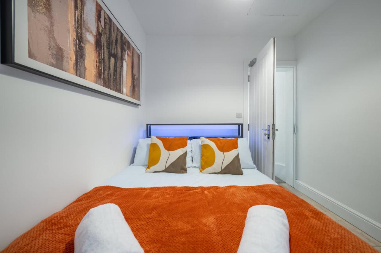 3bd House, Ideal for contractors, Corporate stays or Families - B&B Swindon