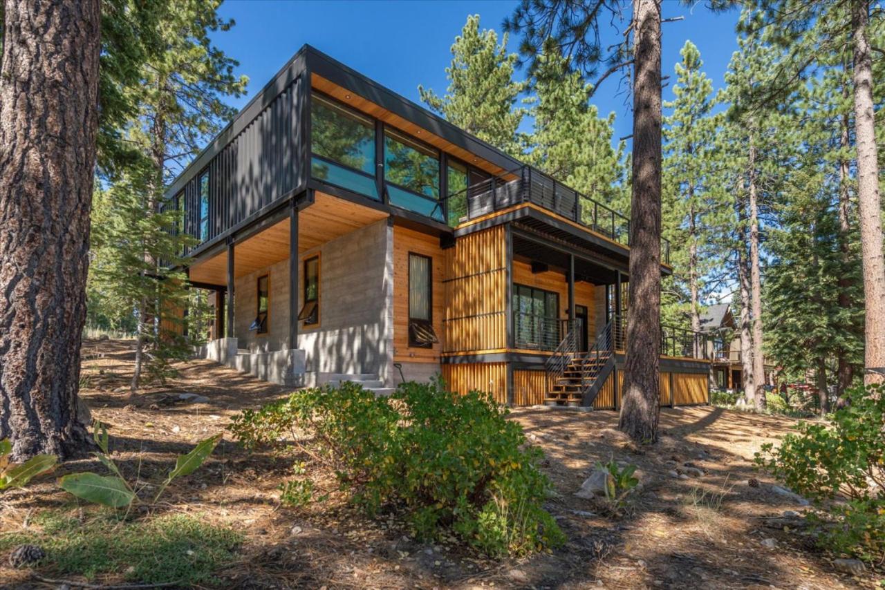 Modern Eco Retreat with Hot Tub and Views - B&B Truckee