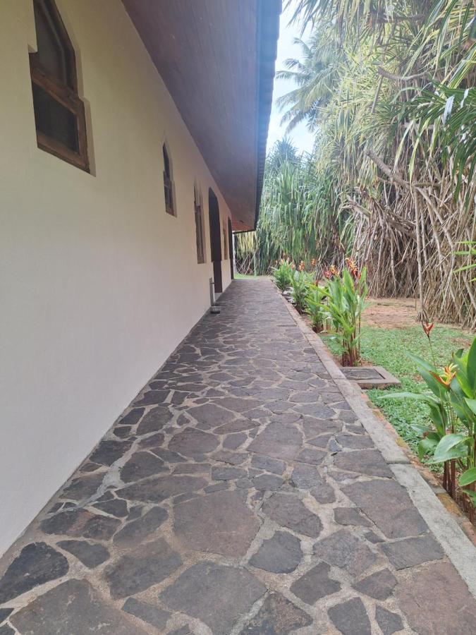 Private Beach, 2 Acres, 2 Villas at the Beach - B&B Dodanduwa