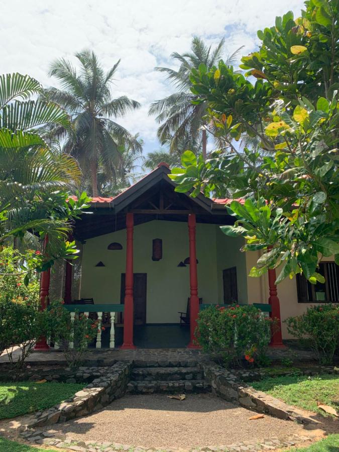 Private Beach, 2 Acres, 2 Villas at the Beach - B&B Dodanduwa