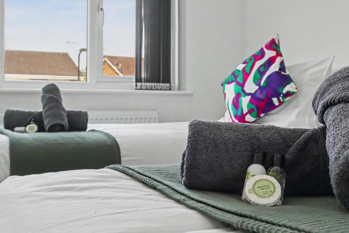 Work Contractor relax stays at Heathrow Airport terminals - B&B Colnbrook