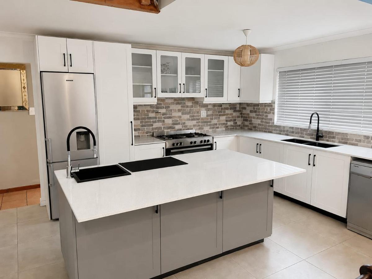 Modern, spacious & newly renovated Langebaan Stay - B&B Langebaan