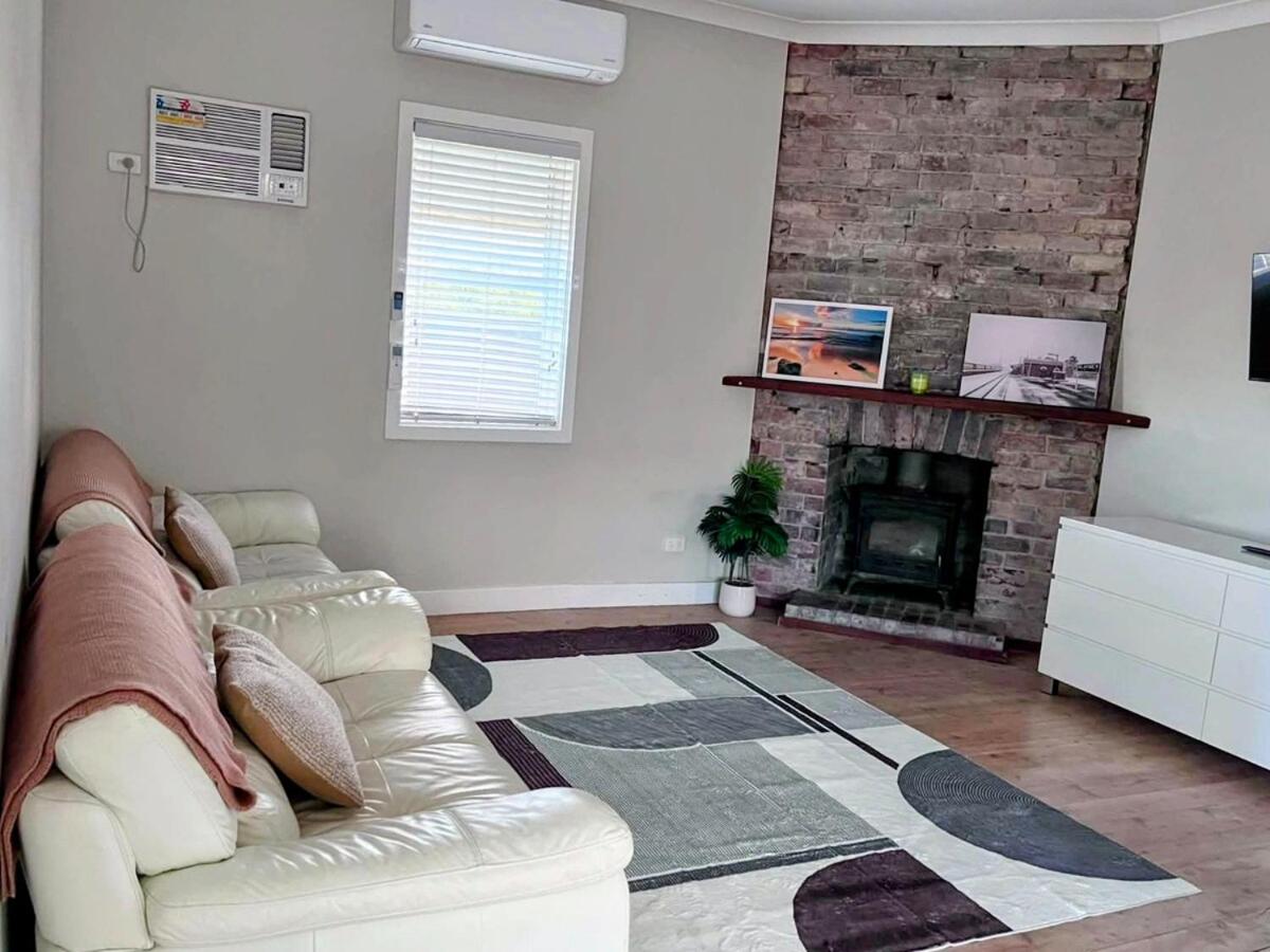 Front Country getaway in the centre of town, front - B&B Blayney