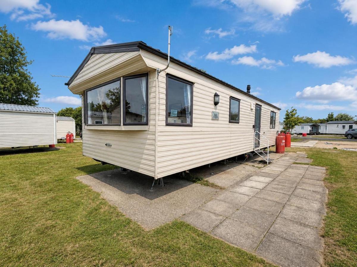 Lovely 6 berth caravan at Sand Le Mere, Yorkshire ref 71022E - B&B Tunstall