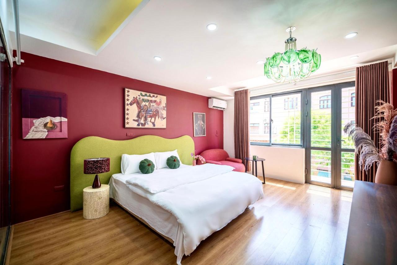 Habitación con cama extragrande y balcón