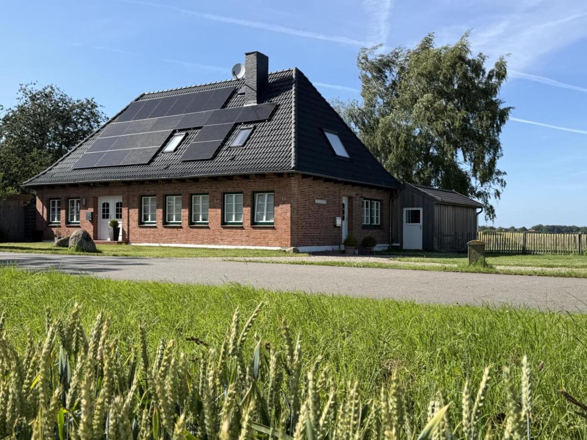 Landhaus auf Gut Priesholz mit großem eingezäuntem Garten, Kamin und Gutshofsauna nahe der Ostsee - Chambres d'hôtes Rabenholz