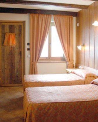 Doppel- oder Zweibettzimmer