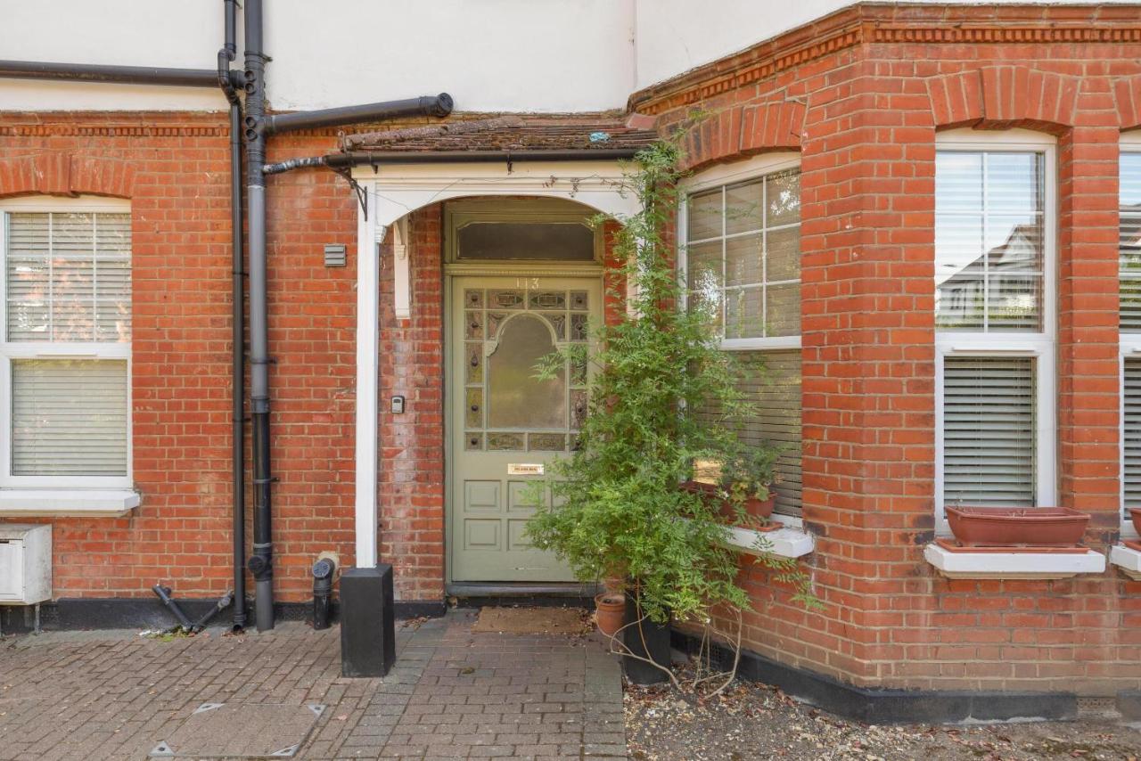 5 Fox Lane RnR Stays - Bed and Breakfast Southgate