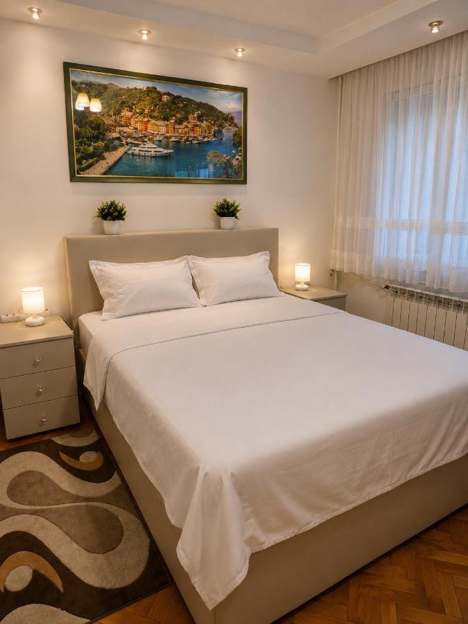 Mika Premium Apartment Oradea - 2 bedrooms, Self Checkin - Bed and Breakfast Oradea