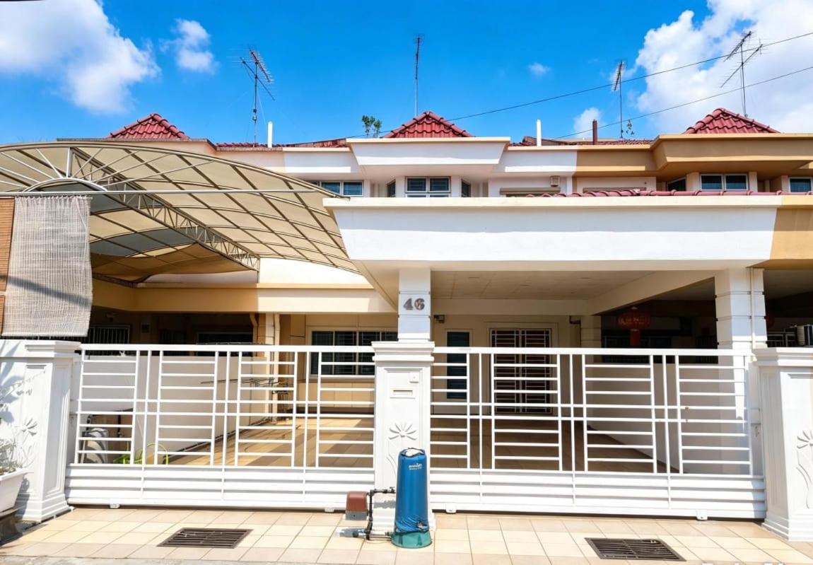Puteri Homestay Batu Pahat 12-14 pax by Ngio - B&B Batu Pahat