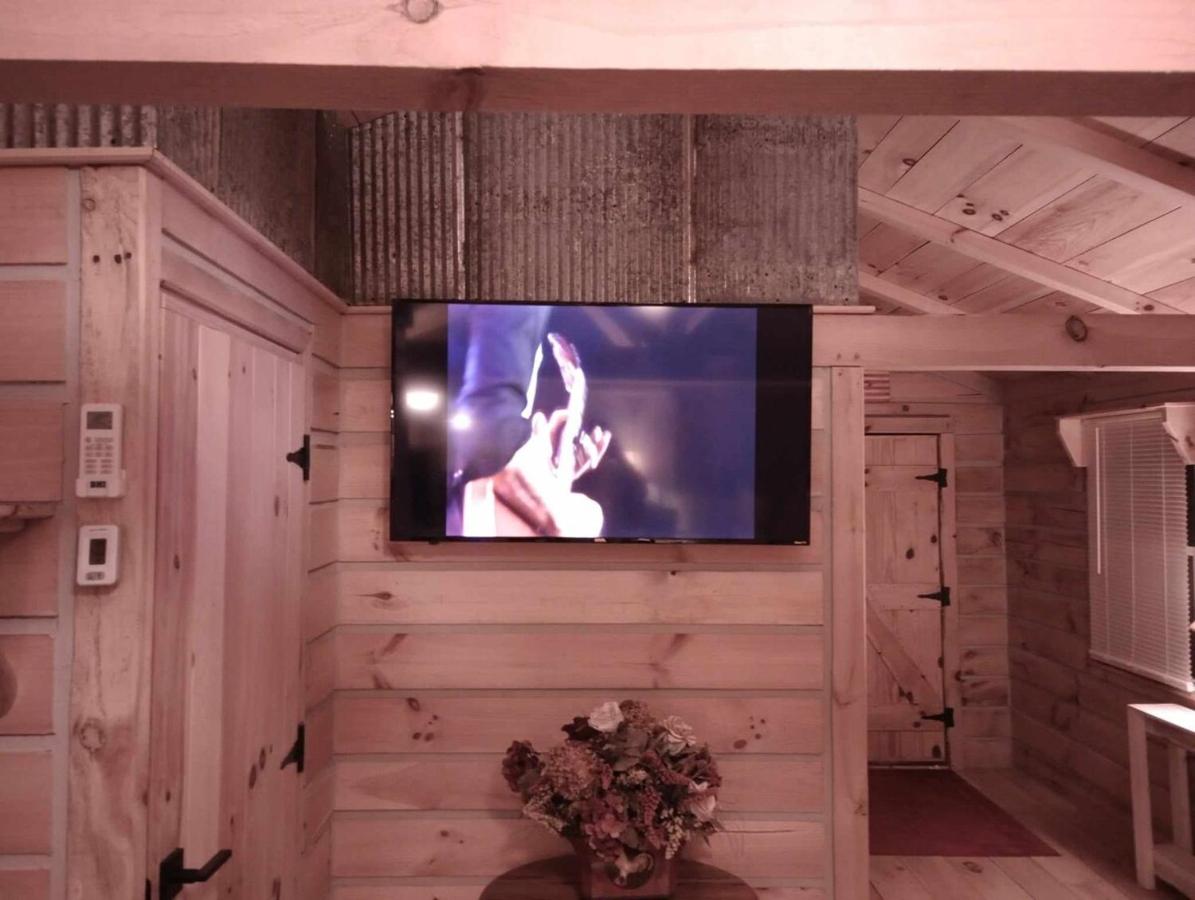 Hysteria Hollow Cabin - Bed and Breakfast French Lick