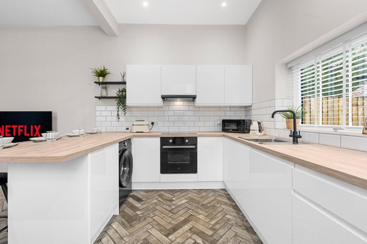 Modern 3 Bedroom house, short walk to train station and town centre, close to Manchester Airport and PLouise - Chambres d'hôtes Stockport