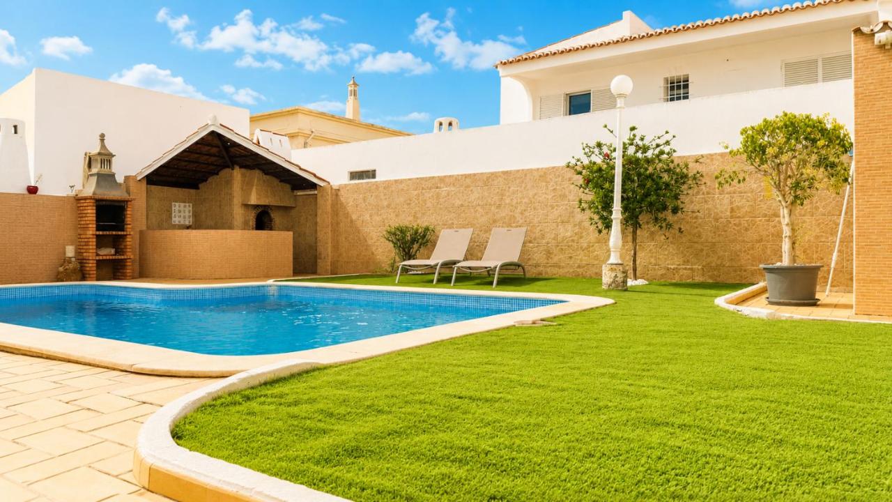 NEW Sunny 4BR Villa with Pool & Garden in Olhão - Bed and Breakfast Quelfes