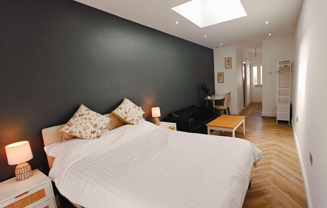 Cosy Large Family Room with shower room - B&B Coulsdon