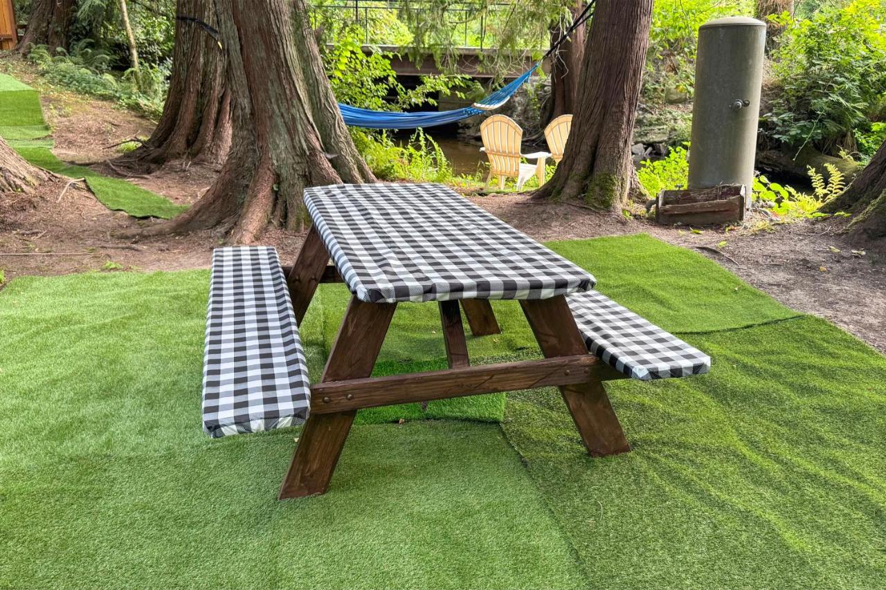 WFH-Friendly Gem w/ Creek: 4 Mi to Sammamish Trail - Chambres d'hôtes Redmond