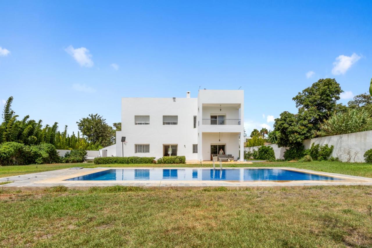 Villa avec piscine 10 min de la plage à Harhoura - B&B Temara