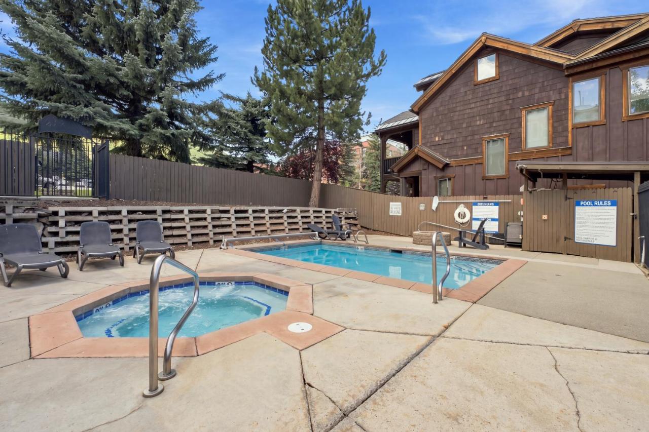 2BR - 3 Min to Lifts - Hot Tub and Pool - Remodeled - B&B Park City