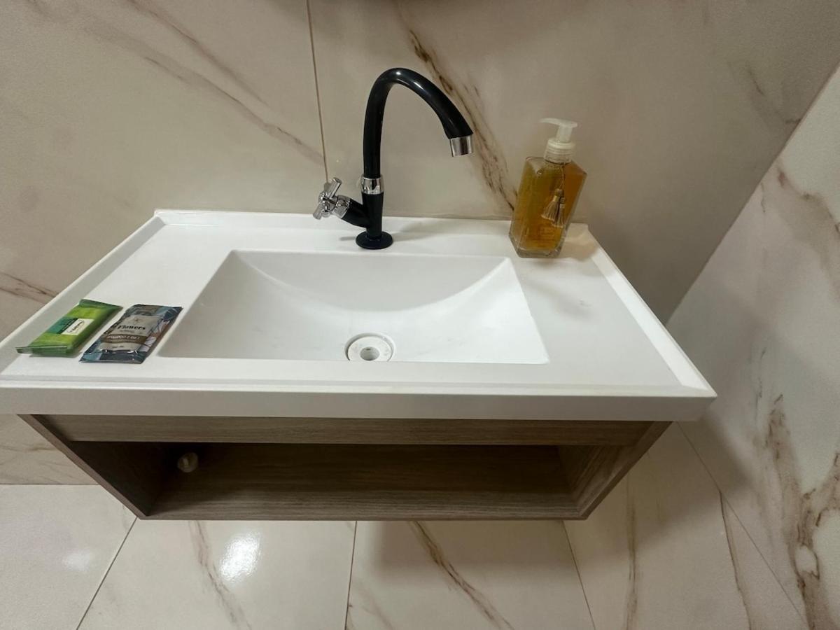 Quarto kitnet n 03 completo, banheiro, cozinha e garagem - Ferienwohnung Ponta Porã