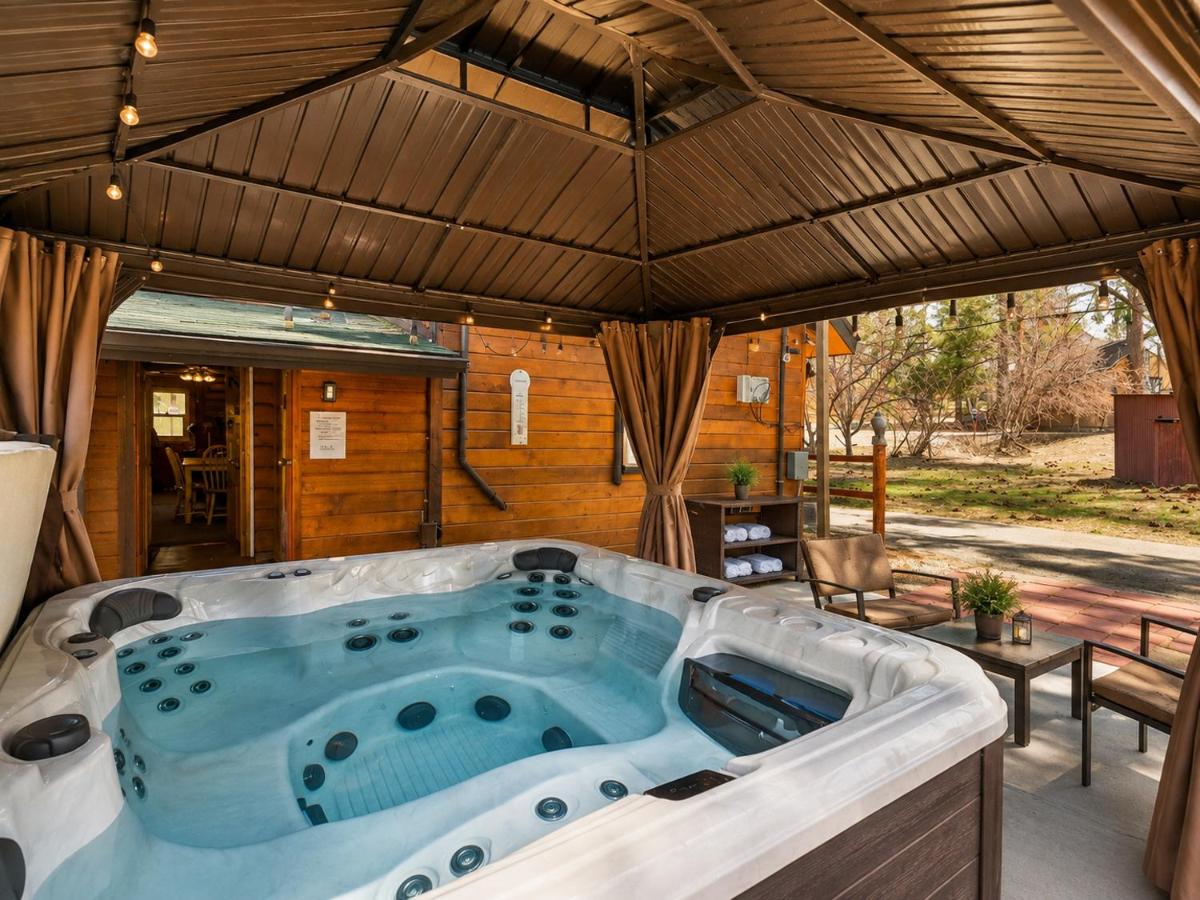 Pine Forest Cabin - Adorable vintage cabin with a cozy wood burning fireplace and foosball table! - Bed and Breakfast Big Bear Lake