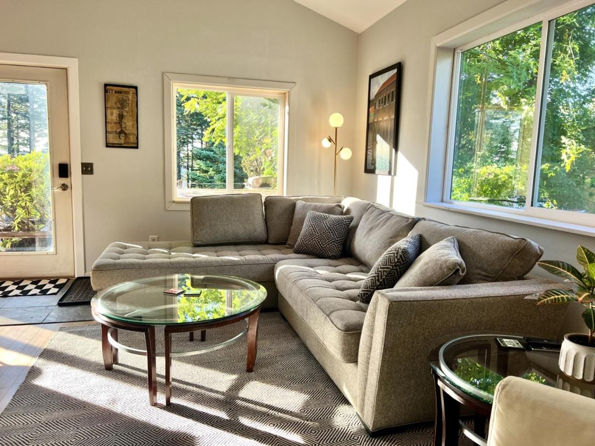 The Spruce Cape Collective - 5 Bed - House with Fireplace - B&B Kodiak