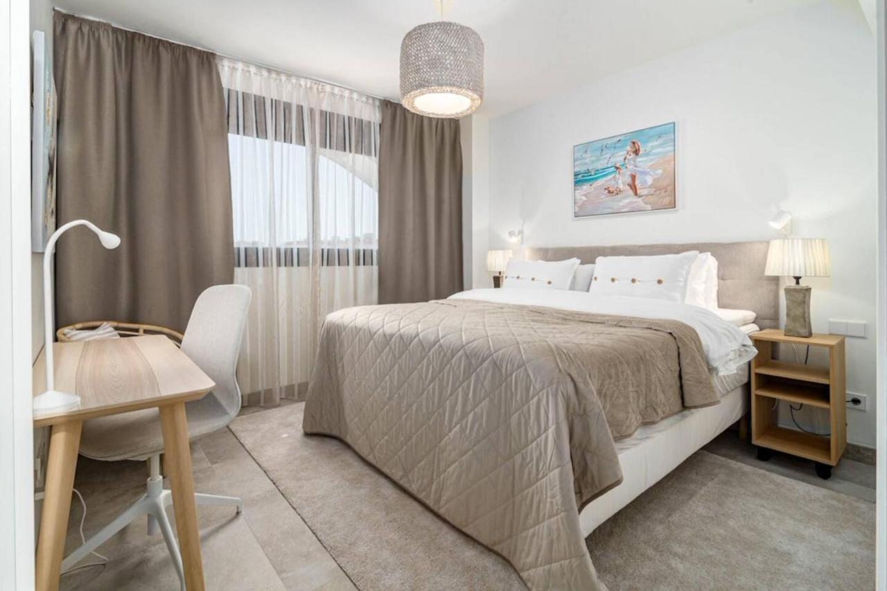 Inf26H- Comfortable And Spacious City Apartment - Chambres d'hôtes Estepona