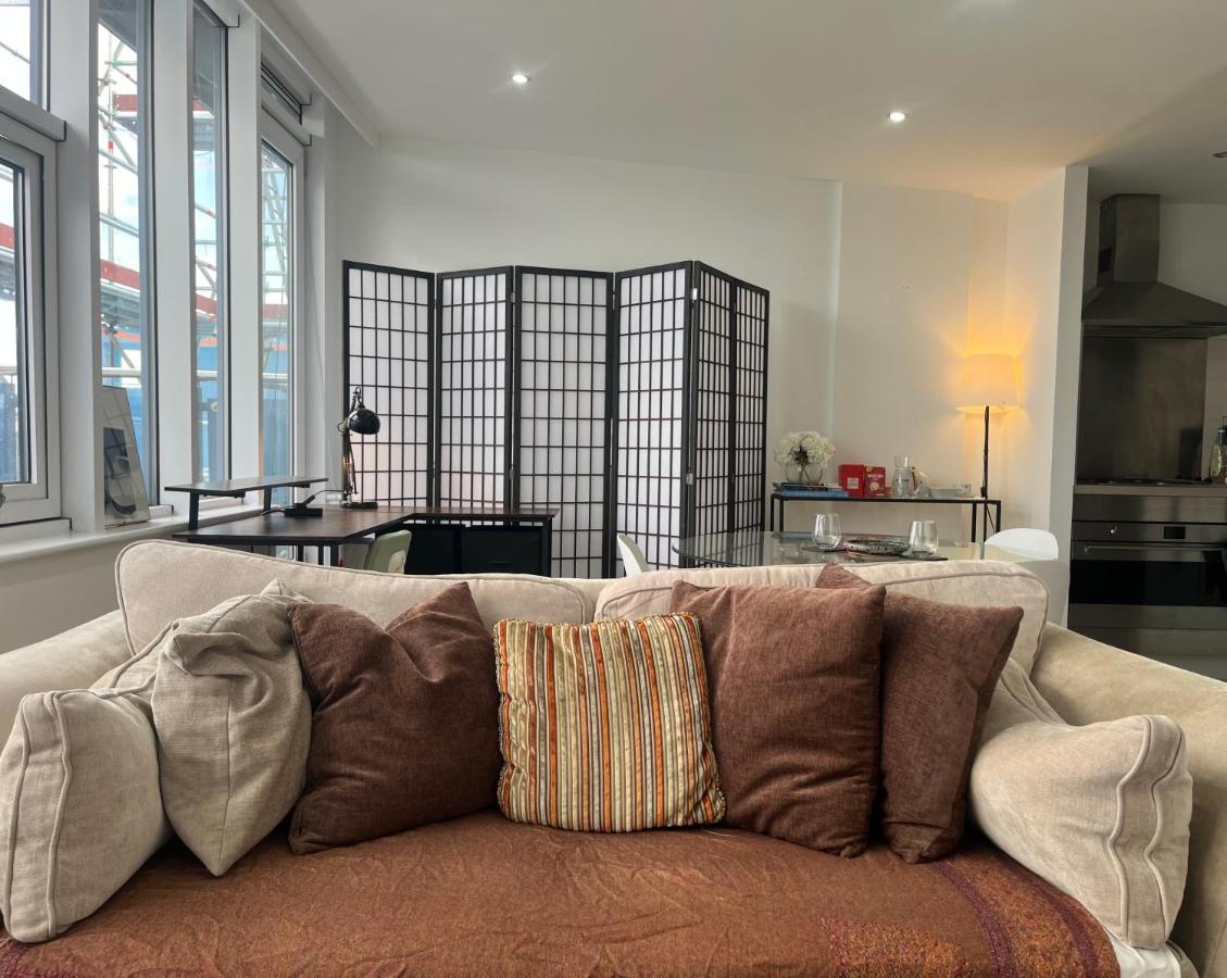 Spacious Penthouse Near The O2 Arena - Private Balcony - Modern & Bright - B&B London