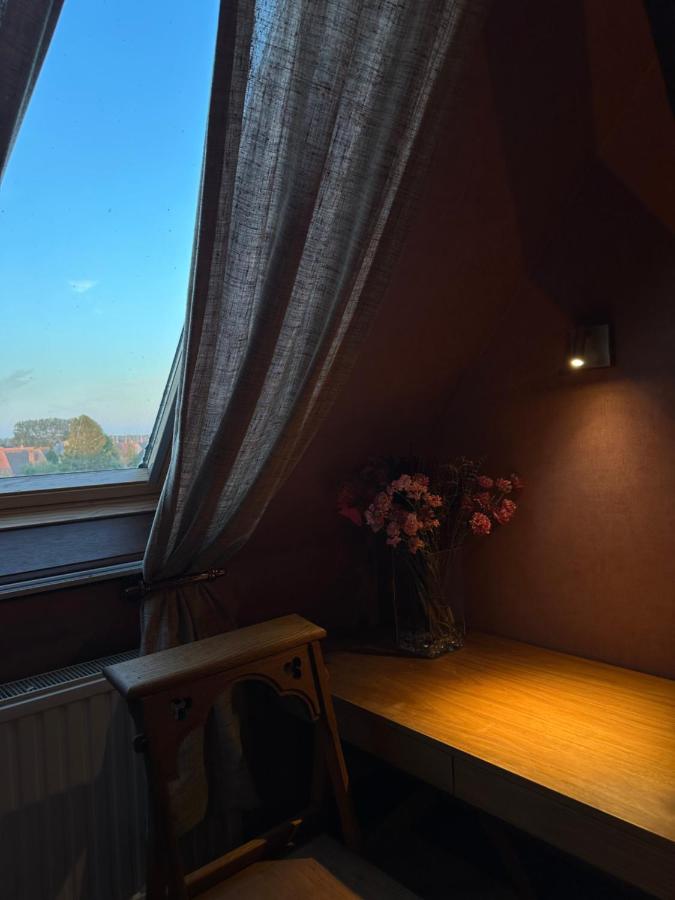 Habitación con cama grande y vistas al jardín