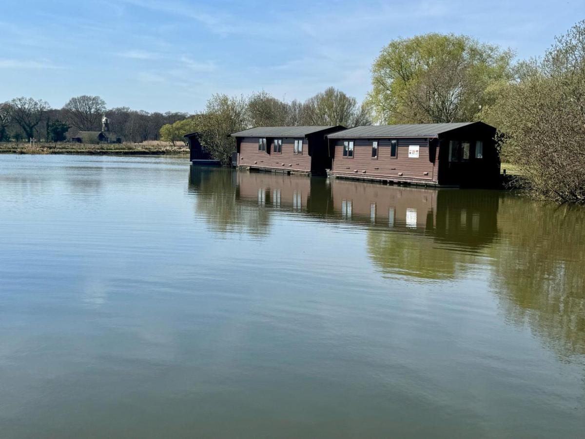 Wroxham Broads Lodge Houseboat - B&B Stalham