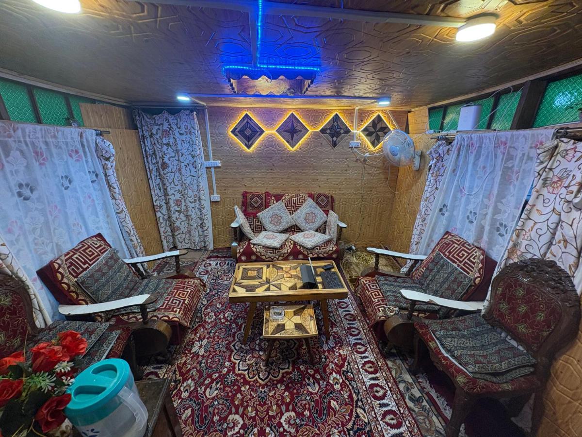 HB YOUNG GOLDEN ROd - B&B Srinagar