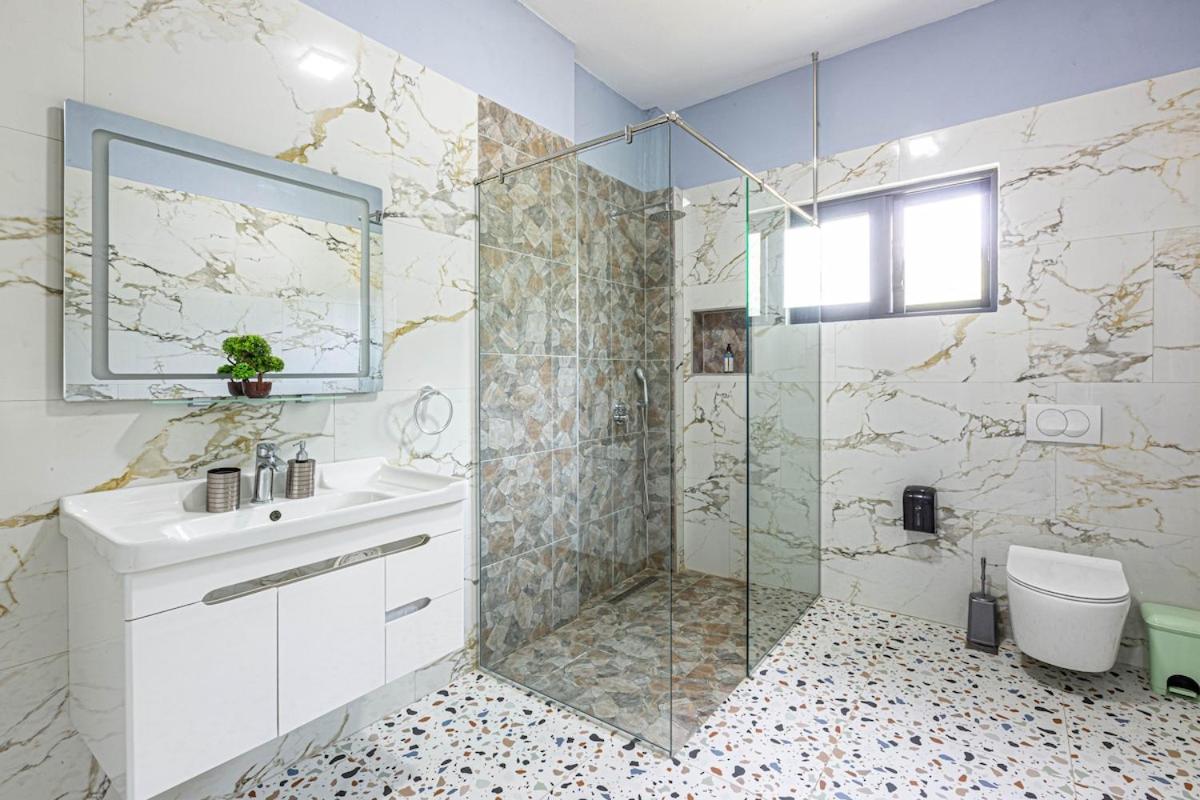 Sea Breeze Apartment 23 Llaman - KITCHEN, Free Parking - 3 people - B&B Himarë