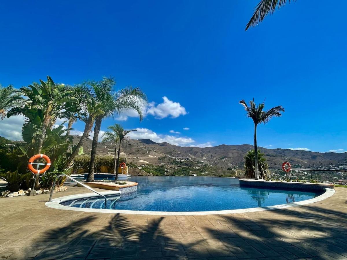 Sea Views & Year-Round Pool - B&B Almuñécar