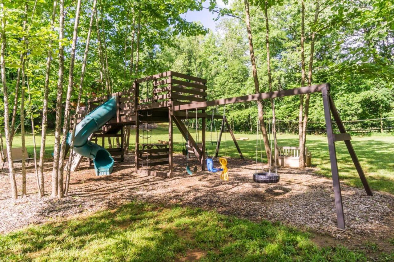 Foothills Family Retreat - 7 Bedrooms, Hot Tub - B&B Cleveland