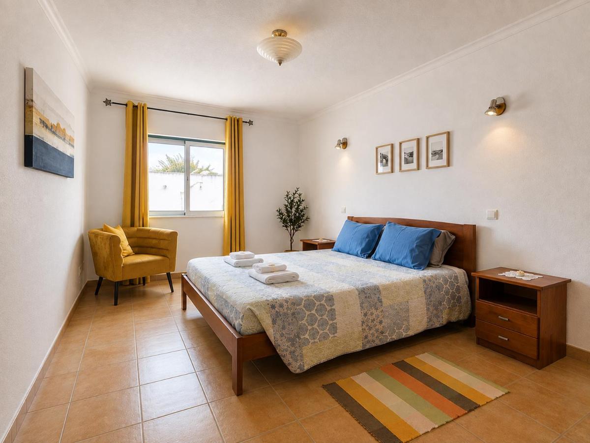 Entire flat 70sq m at Luz just 400m beach distance - Bed and Breakfast Senhora da Luz