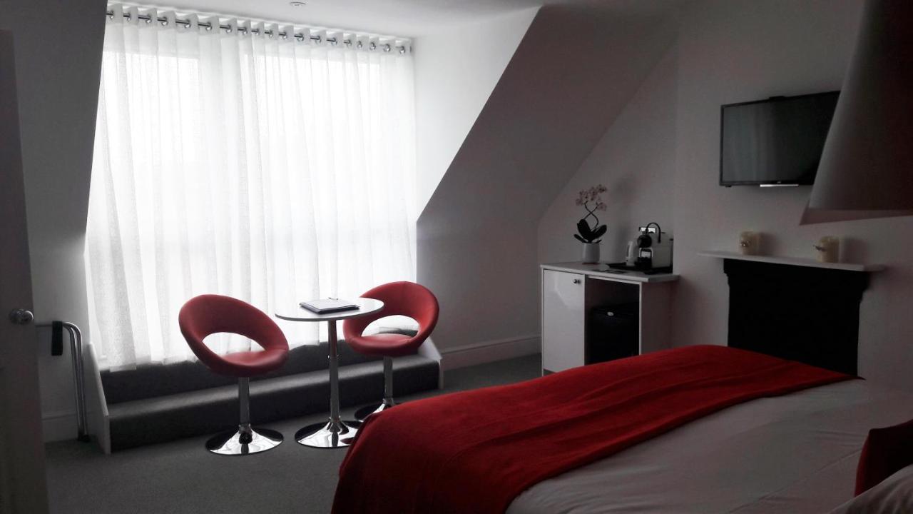 Deluxe Double Room with Balcony and Side Sea View