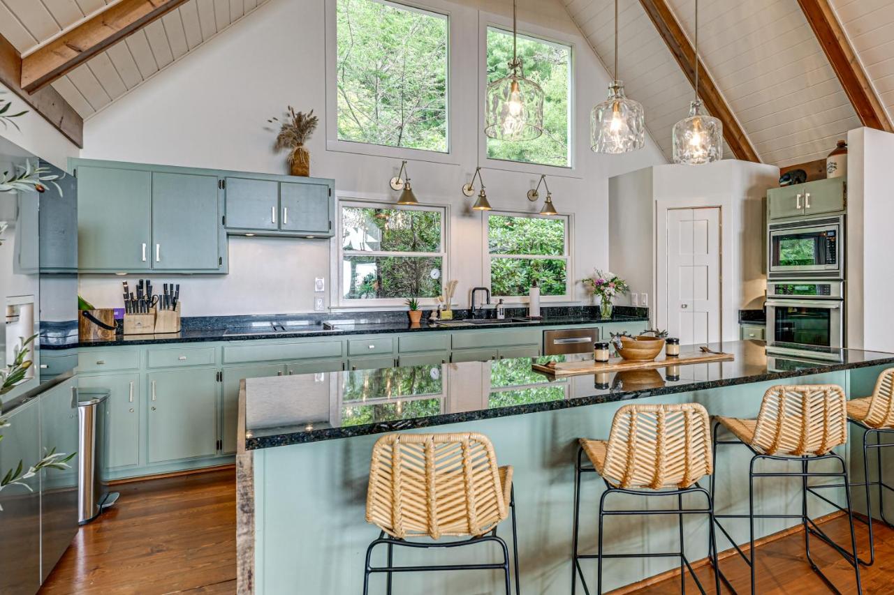 Ski & Unwind Fireside: Highlands Gem w/ Game Room! - Chambres d'hôtes Highlands