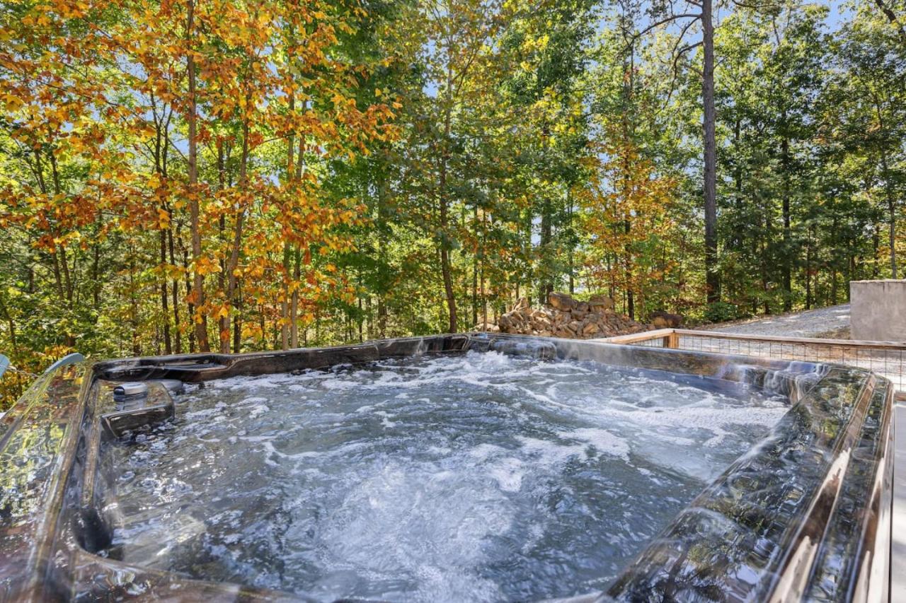 Stunning Smoky Mountains Cabin - Games Room and Fire Pit and 3 Kings bed and Hot Tub - Chambres d'hôtes Sevierville
