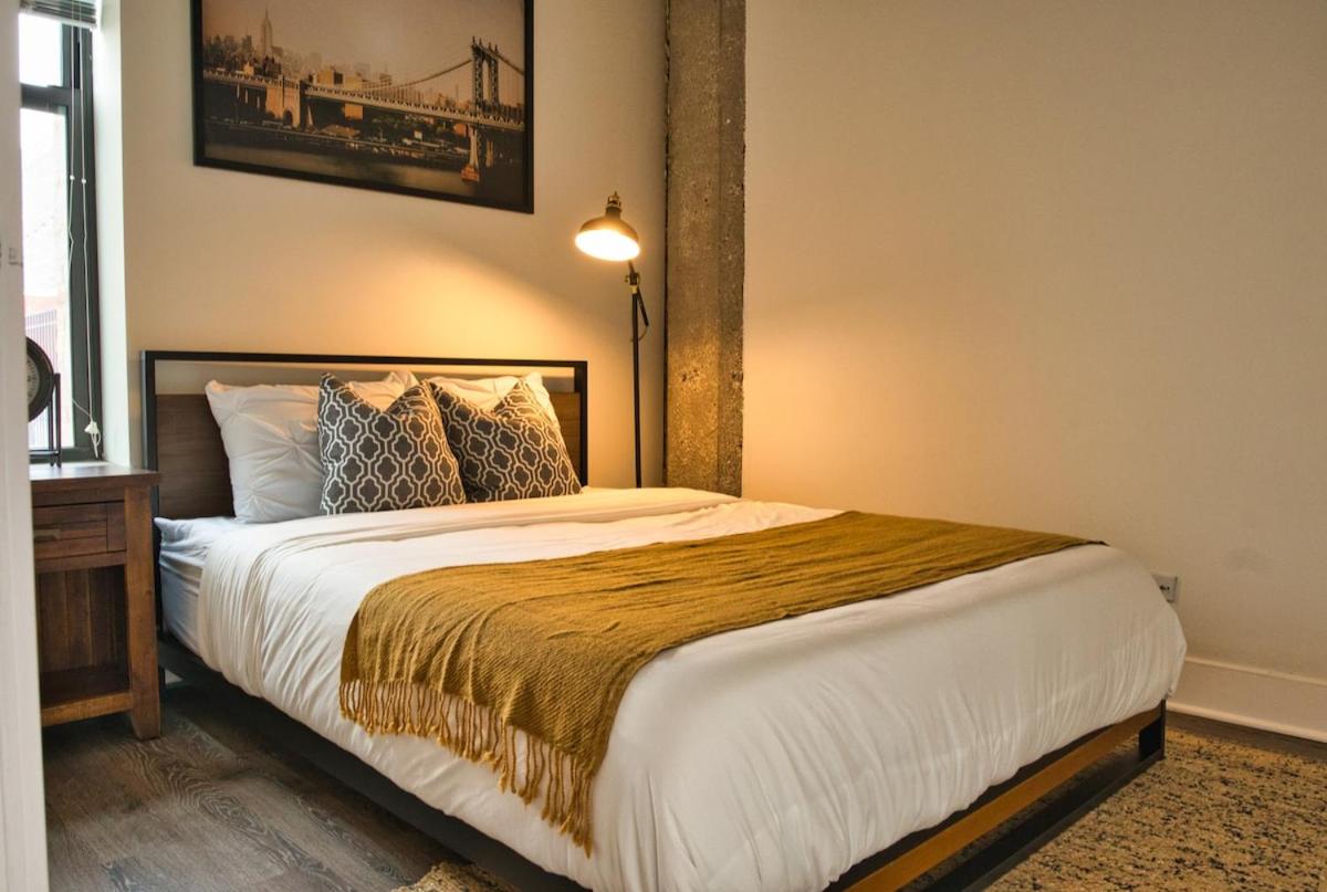 Luxury 3BR Spacious Suite Sleeps 8 Guests with Patio, Skyline View, Optional Parking and Gym Access Near McCormick Place and Lakefront - Chambres d'hôtes Chicago