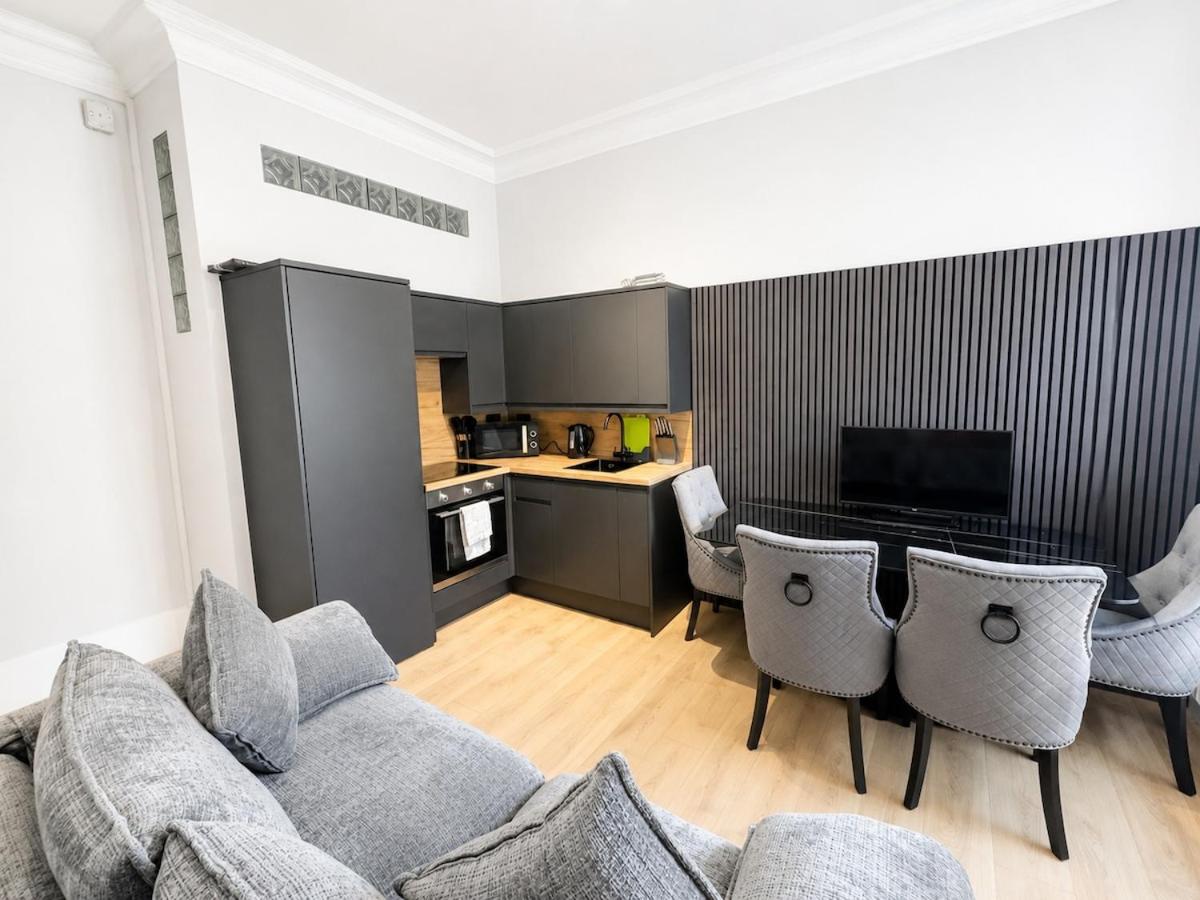 6 Bed, Free Parking, Fully Renovated Apartment - Chambres d'hôtes Glasgow