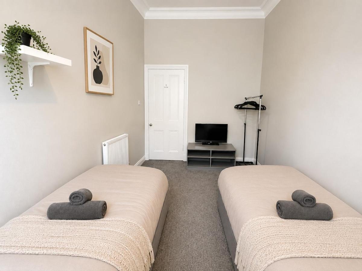 6 Bed, Free Parking, Fully Renovated Apartment - Chambres d'hôtes Glasgow