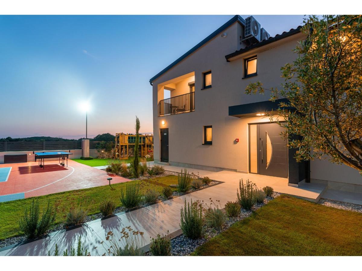 Luxury Villa Velunida I Family villa in Porec - B&B Montižana