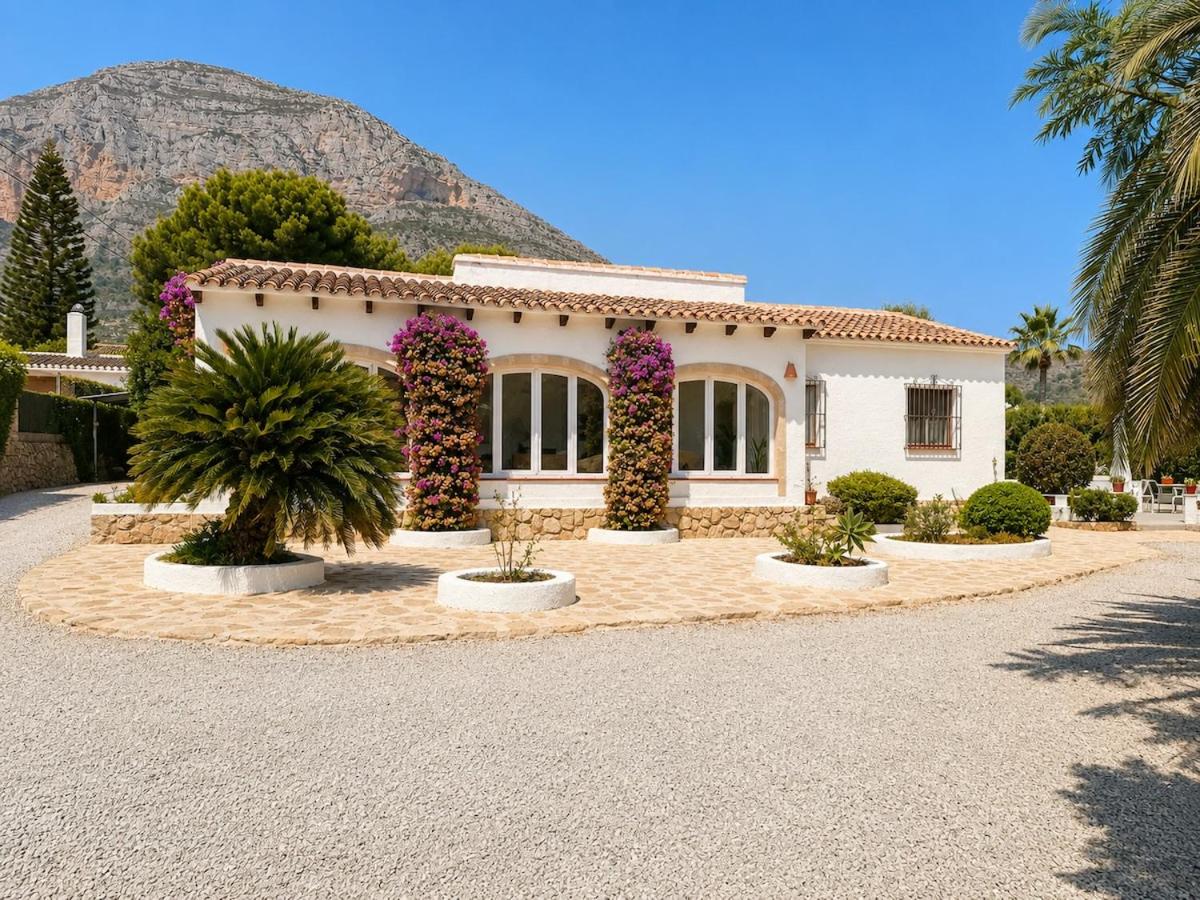 Villa in Javea with Private Pool & Mountain Views - Chambres d'hôtes Javea