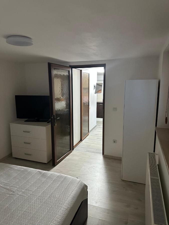 Diana House - Bed and Breakfast Dezmir