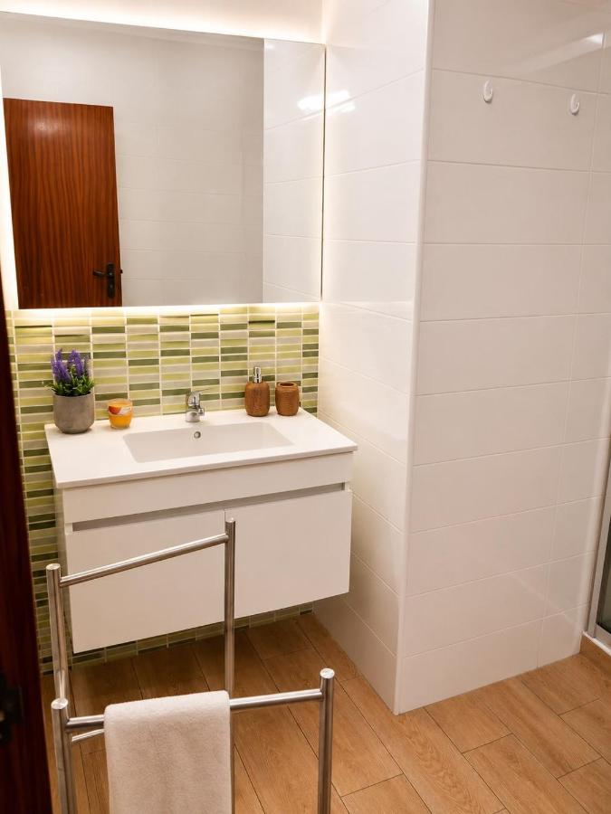 Flat Near The Beach With AC and a Private Balcony - Chambres d'hôtes Portimão