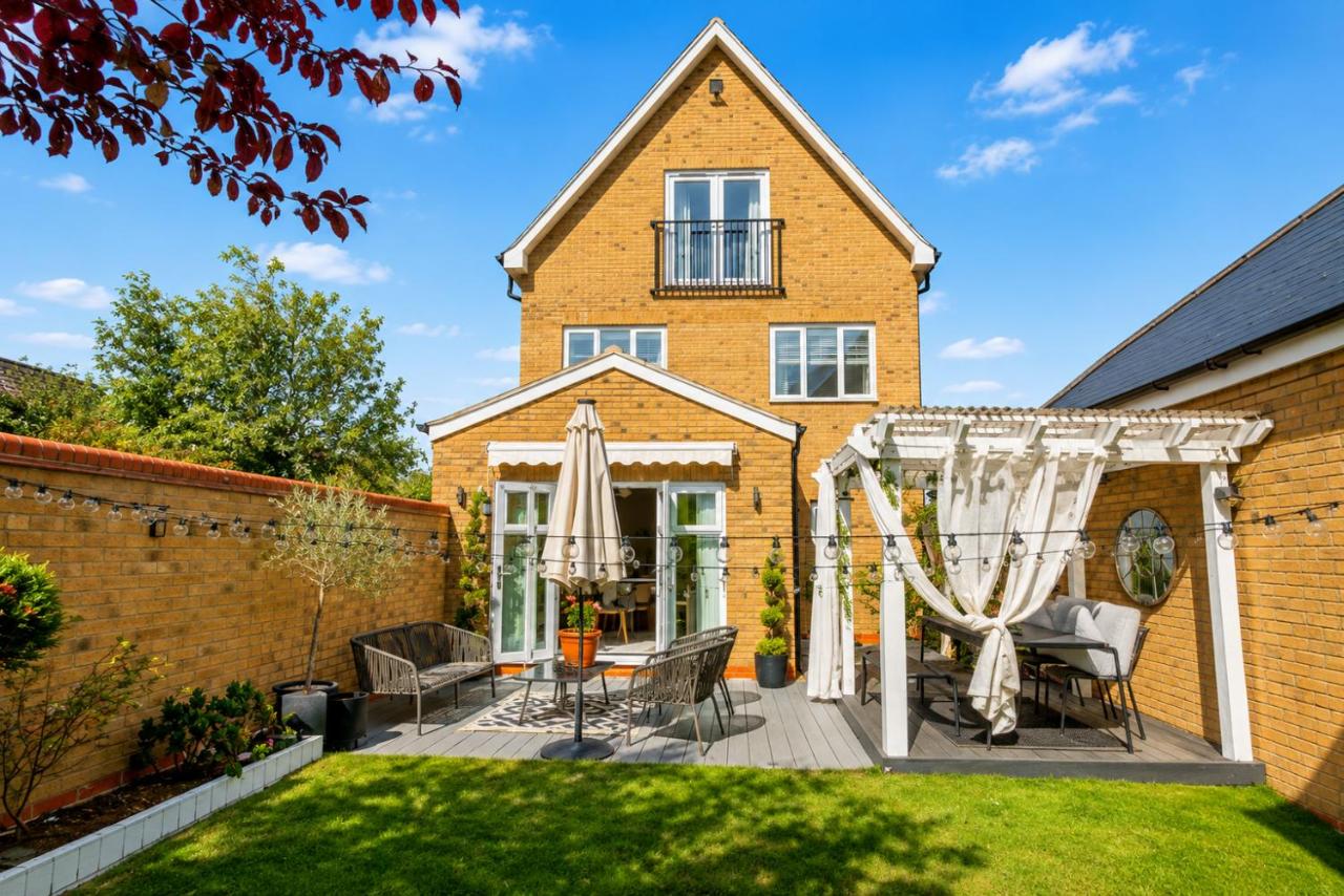 Spacious 5 Bed Home with a Cinema Room, Open Plan Living - B&B Milton Keynes
