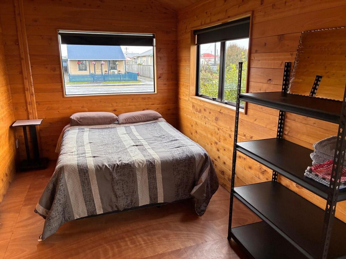 Waynes World Westport Cabana - B&B Westport