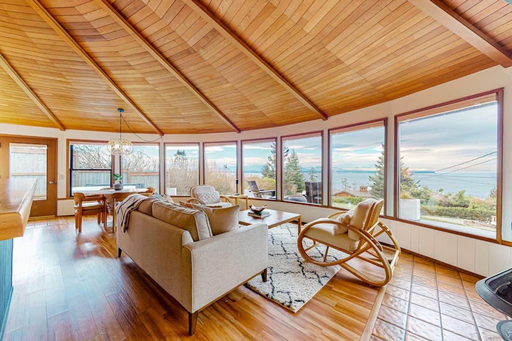 Relaxing Pet Friendly House with Hot Tub and Stunning Sea Views - B&B Coupeville