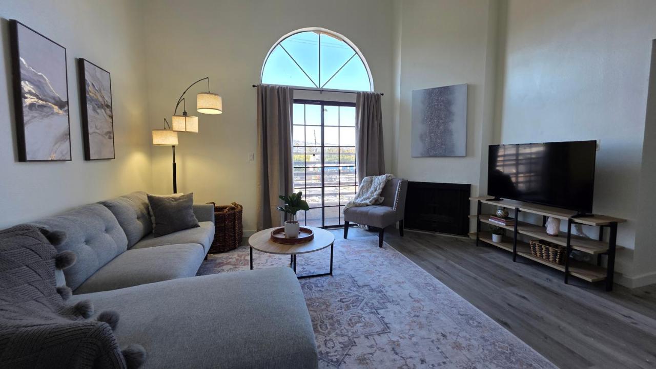 Stylish 2 bedroom plus Loft with rooftop patio and views near Beverly hills - B&B Los Angeles